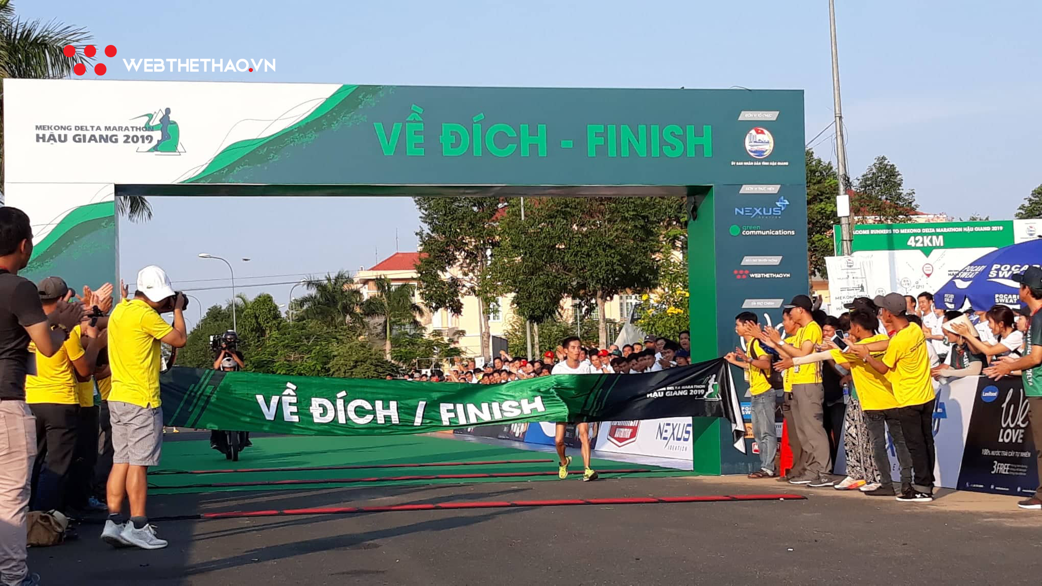 TRỰC TIẾP Mekong Delta Marathon 2019: Lê Tấn Hi kiệt sức rút đích, vô địch 42km ấn tượng